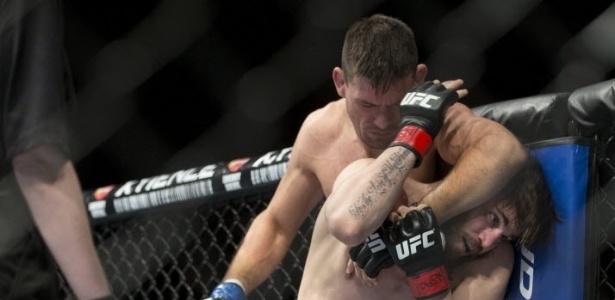 Demian Maia acerta socos em Jon Fitch no UFC 156 - AP Photo/Eric Jamison