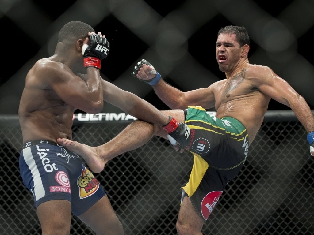 Minotouro certa chutem Rashad Evans; o brasileiro venceu por pontos no UFC 156 - AP Photo/Eric Jamison