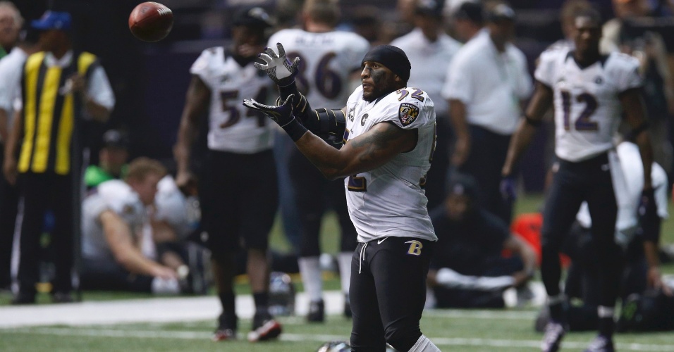03.fev.2013 - Ray Lewis, do Baltimore Ravens, aquece durante apagão no Super Bowl