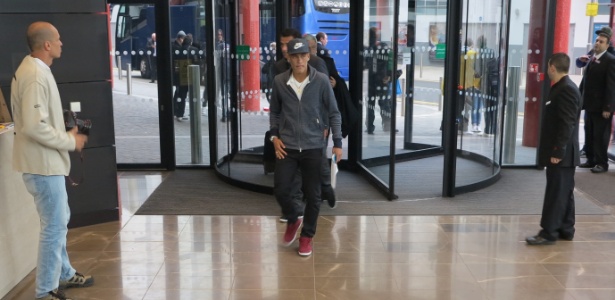 Neymar chega ao hotel onde a seleção ficará para o jogo contra a Inglaterra