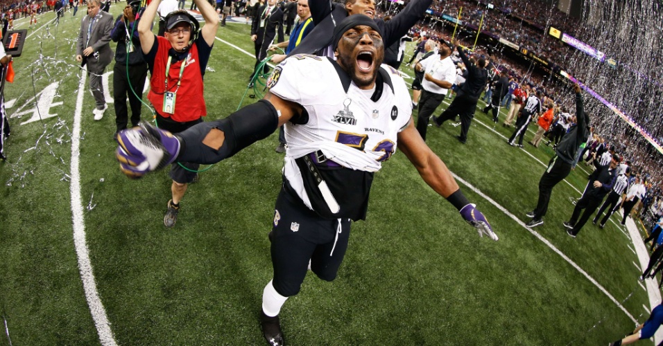 04.fev.2013 - Ray Lewis comemora título do Super Bowl 47 