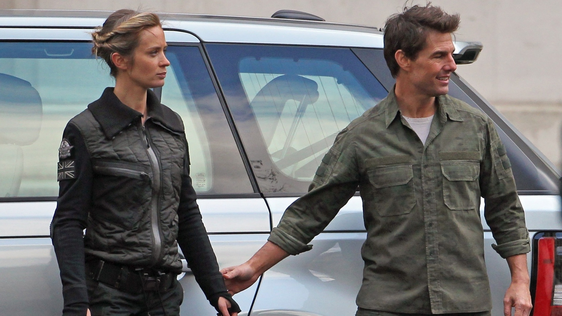 2.fev.2012 - Na pele de Bill Cage, Tom Cruise filmou cenas do filme “All You Need is Kill” ao lado de Emily Blunt nos degraus do Ministério da Defesa em Londres. O longa é baseado no romance do escritor de ficção científica Hiroshi Sakurazaka - Grosby Group
