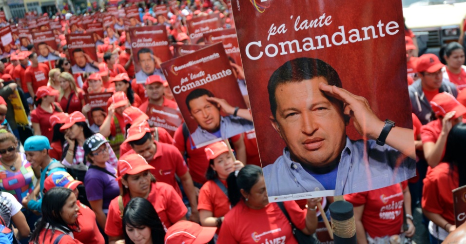 4.fev.2013 - Cartazes do presidente venezuelano, Hugo Chávez, são exibidos durante marcha realizada pelas ruas de Caracas, na Venezuela, em comemoração aos 21 anos da tentativa de golpe militar que o líder comandou, quando era tenente-coronel das Forças Armadas