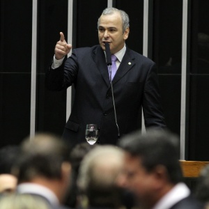 Deputado federal Júlio Delgado (PSB-MG) fala a parlamentares no plenário da Câmara - Roberto Jayme - 4.fev.2013/UOL