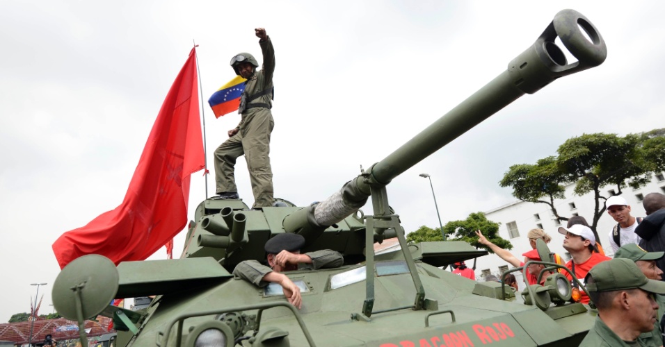 4.fev.2013 - Forças Armadas venezuelana participa de marcha pelas ruas de Caracas, na Venezuela, em comemoração aos 21 anos da tentativa de golpe militar que o líder Hugo Chávez comandou