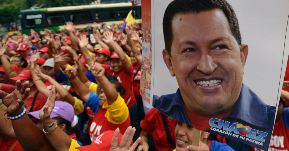 4.fev.2013 - Foto do presidente venezuelano, Hugo Chávez, ganha destaque em meio a multidão que participa de marcha pelas ruas de Caracas, na Venezuela, em comemoração aos 21 anos da tentativa de golpe militar que o líder comandou, quando era tenente-coronel das Forças Armadas