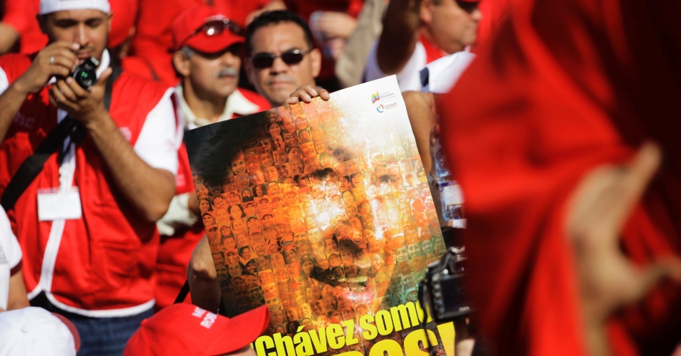 4.fev.2013 - Homem exibe cartaz em apoio ao presidente venezuelano, Hugo Chávez, durante marcha realizada pelas ruas de Caracas, na Venezuela, em comemoração aos 21 anos da tentativa de golpe militar que o líder comandou, quando era tenente-coronel das Forças Armadas