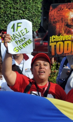 4.fev.2013 - Mulher exibe mensagem de apoio ao presidente venezuelano, Hugo Chávez, durante marcha realizada pelas ruas de Caracas, na Venezuela, em comemoração aos 21 anos da tentativa de golpe militar que o líder comandou, quando era tenente-coronel das Forças Armadas