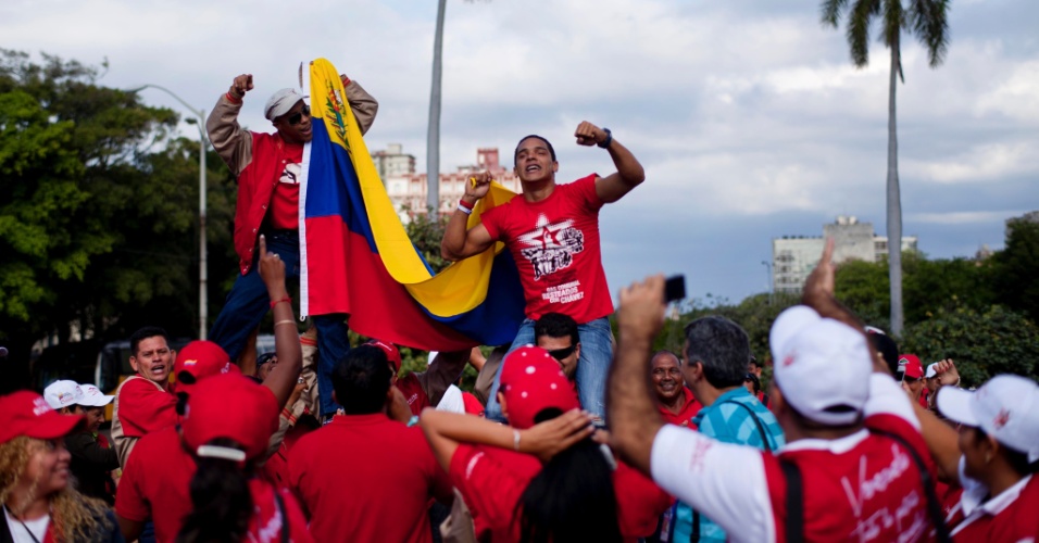 4.fev.2013 - Venezuelanos agitam bandeira do país durante marcha pelas ruas de Caracas, na Venezuela, em apoio ao presidente Hugo Chávez e em comemoração aos 21 anos da tentativa de golpe militar que o líder comandou, quando era tenente-coronel das Forças Armadas