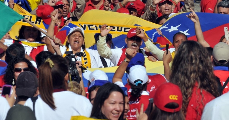 4.fev.2013 - Venezuelanos saem às ruas de Caracas, na Venezuela, em apoio ao presidente Hugo Chávez e em comemoração aos 21 anos da tentativa de golpe militar que o líder comandou, quando era tenente-coronel das Forças Armadas
