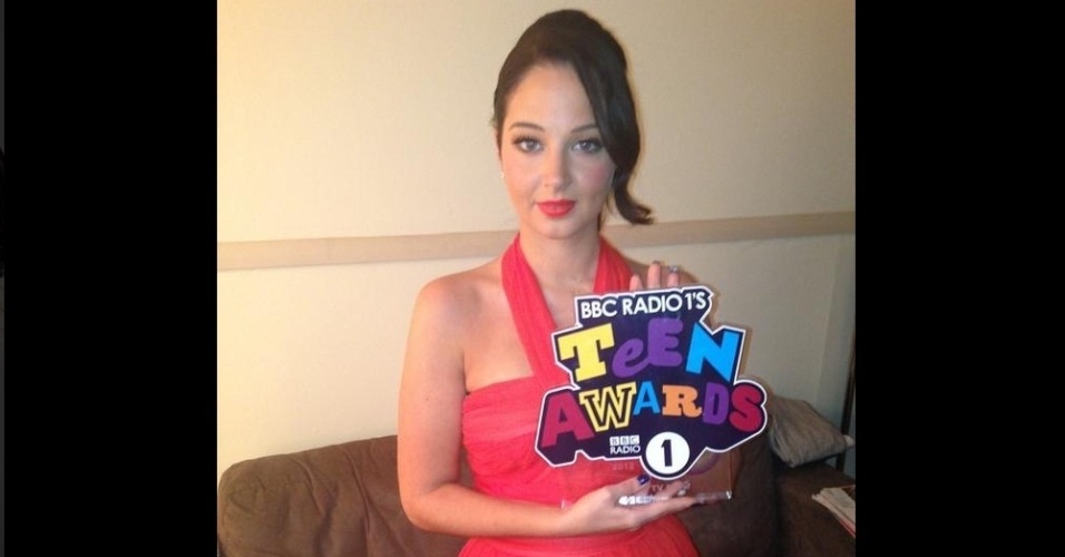 A cantora Tulisa Contostavlos, namorada do zagueiro inglês Danny Simpson, antes de participar de premiação no Reino Unido - Reprodução/Twitter