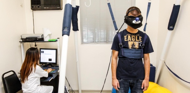A cinetose pode ser tratada em uma máquina de realidade virtual, que simula ambientes no qual o distúrbio aparece - Leandro Moraes/UOL