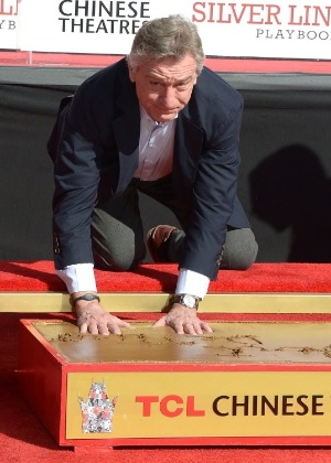 Robert De Niro deixa marcas das mãos no cimento no Teatro Chinês, em Hollywood - Joe Klamar/ AFP 