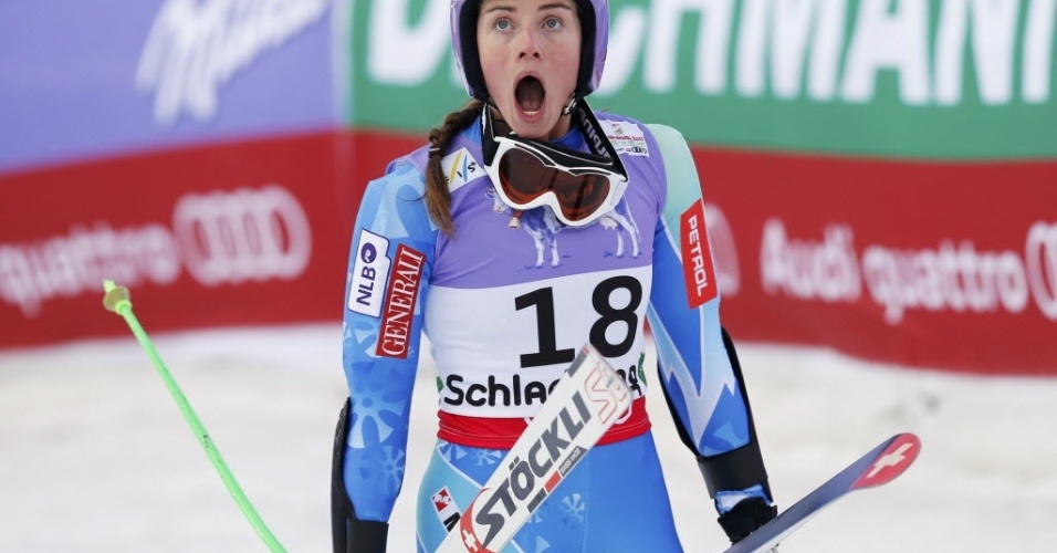 05.fev.2013 - A eslovena Tina Maze, que liderava a prova no momento do acidente de Lindsay Vonn, se assusta ao ver a americana sendo resgatada de helicóptero - REUTERS/Leonhard Foeger-