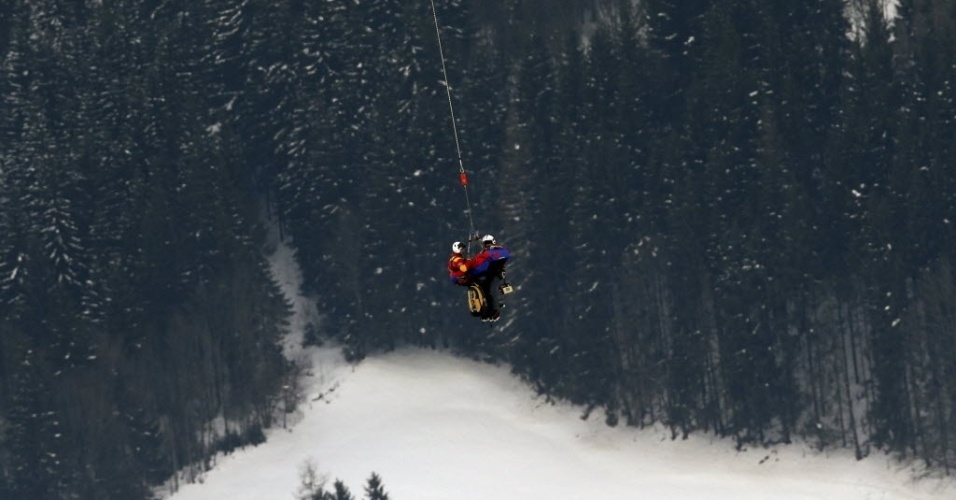 05.fev.2013 - Após sofrer acidente durante a disputa do Mundial de esqui alpino. a musa Lindsay Vonn é resgatada de helicóptero - AP Photo/Luca Bruno