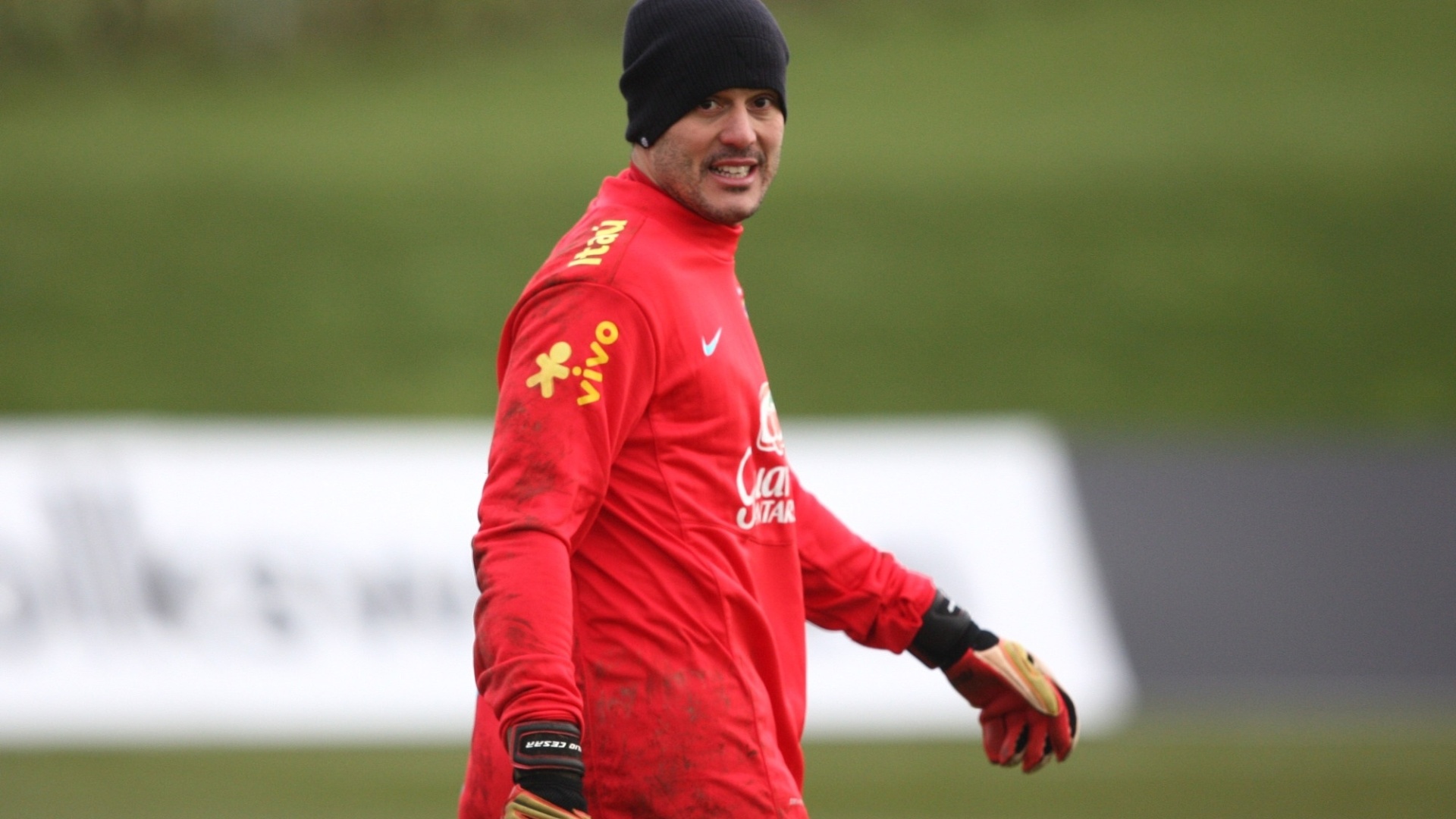 05.fev.2013 - De volta à seleção, Julio Cesar treina na Inglaterra