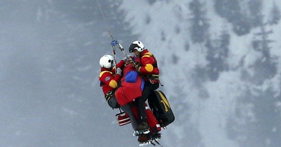 05.fev.2013 - Equipe de resgate leva Lindsay Vonn para helicóptero após a americana sofrer acidente no Mundial de esqui alpino - AP Photo/Luca Bruno