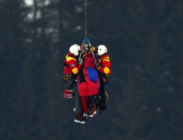 05.fev.2013 - Equipe de resgate transporta a americana Lindsay Vonn para helicóptero após acidente no Mundial de esqui - AFP PHOTO / FABRICE COFFRINI