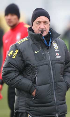 05.fev.2013 - Felipão observa treinamento da seleção brasileira