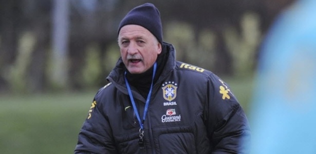 Felipão orienta jogadores durante único treino que deu até agora na volta à seleção