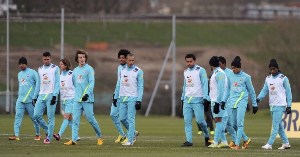 05.fev.2013 - Jogadores da seleção brasileira durante treino na Inglaterra