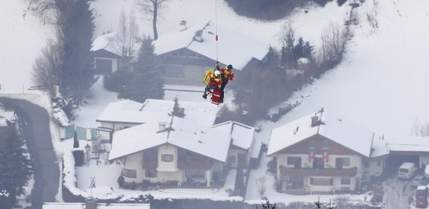 Lindsay Vonn é resgatada de helicóptero após sofrer acidente no mundial de esqui - REUTERS/Dominic Ebenbichler