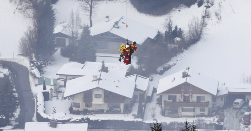 05.fev.2013 - Lindsay Vonn é resgatada de helicóptero após sofrer acidente no Mundial de esqui alpino - REUTERS/Dominic Ebenbichler