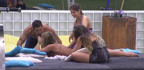05.fev.2013 - Natália é massageada por Andressa e recebe o carinho do namorado Yuri