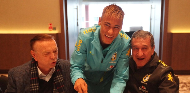 Neymar corta pedaço de bolo ao lado de Carlos Alberto Parreira e José Maria Marín - Mowa Press