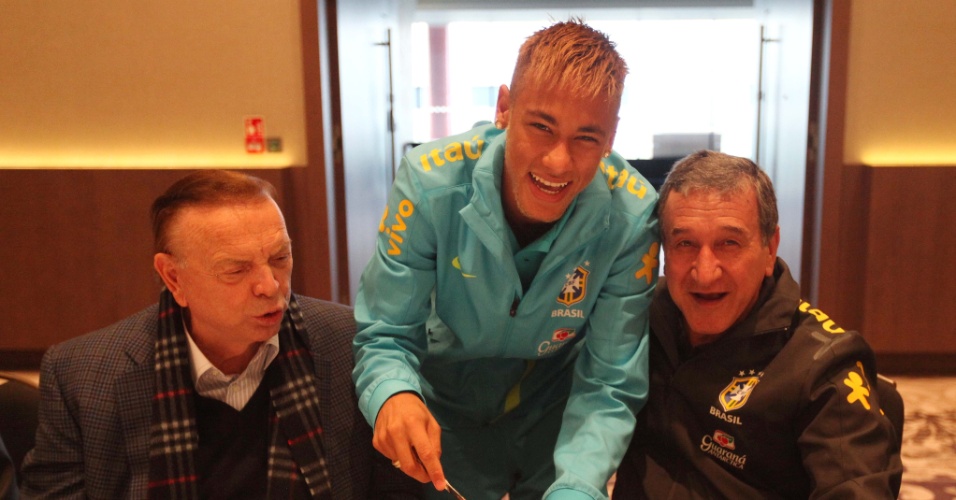 05.fev.2013 - Neymar corta pedaço de bolo ao lado de Carlos Alberto Parreira e José Maria Marín, para comemorar seus 21 anos em Londres, com a seleção