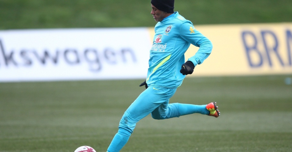 05.fev.2013 - Neymar em ação no treino da seleção brasileira antes do amistoso contra a Inglaterra