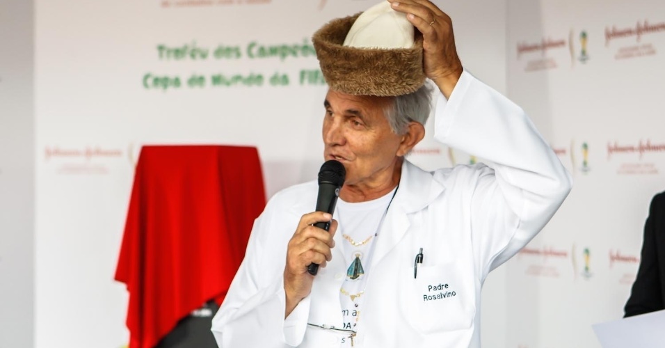05.fev.2013 - Padre Roselvino participa da abertura da exposição da taça da Copa do Mundo no Itaquerão