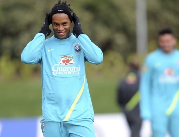 05.fev.2013 - Ronaldinho Gaúcho arruma cabelo em treino da seleção brasileira
