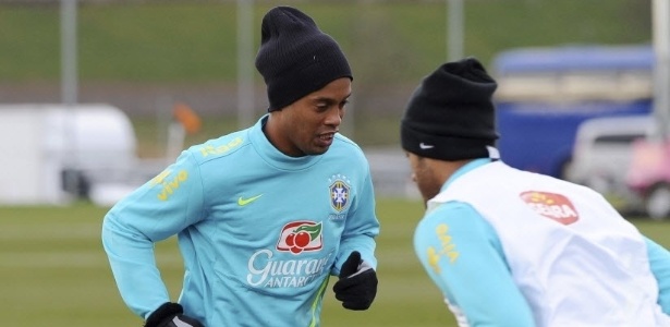 Ronaldinho participou do amistoso com a Inglaterra e desperdiçou uma cobrança de pênalti