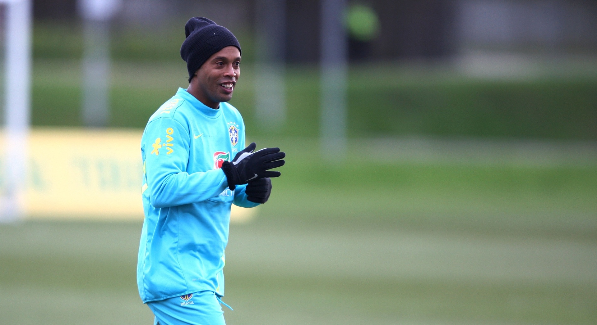 05.fev.2013 - Ronaldinho Gaúcho encara o frio de Londres no treino da seleção brasileira