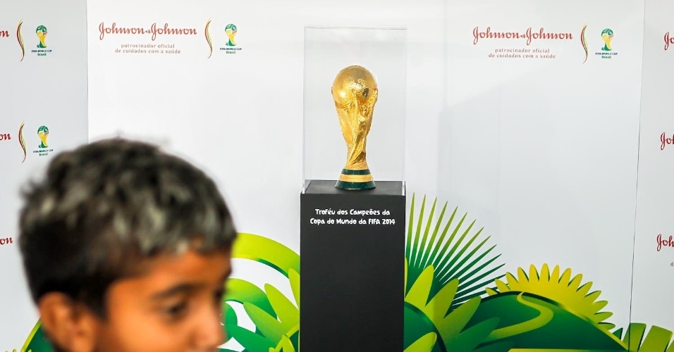 05.fev.2013 - Taça da Copa do Mundo é exposta no Itaquerão, estádio da abertura do Mundial de 2014