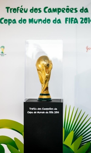 05.fev.2013 - Taça da Copa do Mundo é exposta no Itaquerão, estádio da abertura do Mundial de 2014