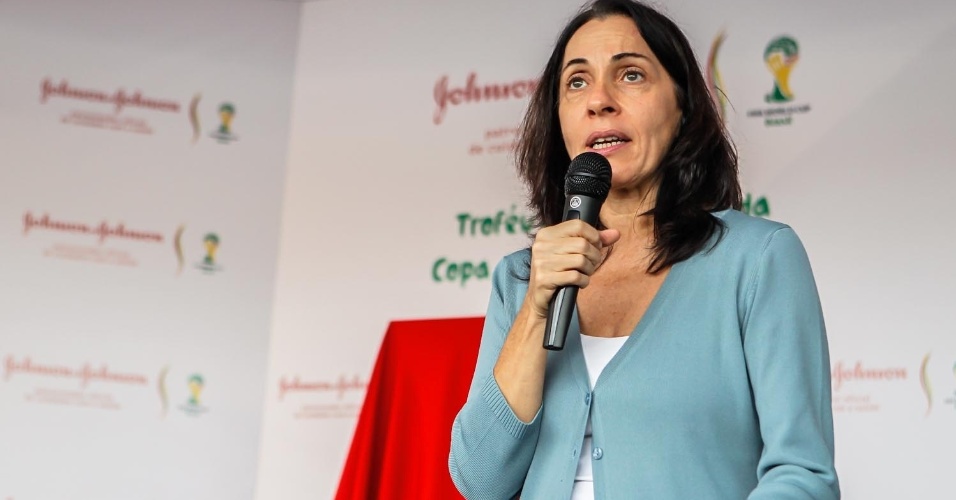 05.fev.2013 - Vice-prefeita de São Paulo, Nádia Campeão, discursa antes da exposição da taça da Copa do Mundo no Itaquerão