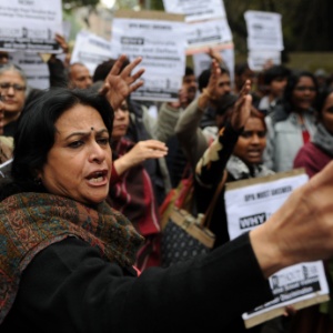 Indianos participam de um protesto exigindo a aplicação de punições mais duras e julgamentos mais rápidos para casos de estupro em Nova Déli, na Índia - Sajjad Hussain/AFP