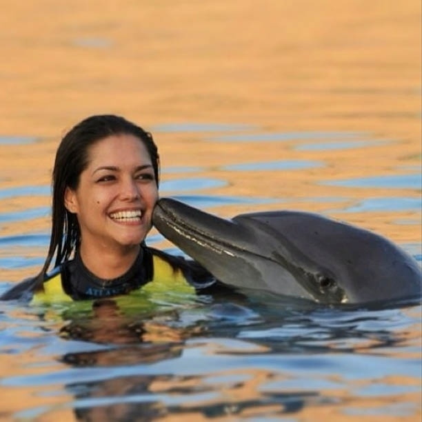 4.fev.2013 - Thaís Fersoza posa ao lado de golfinho