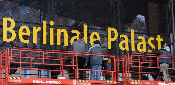 Trabalhadores penduram a placa do Berlinale para a 63ª edição do Festival de Cinema de Berlim - Target Presse Agentur GmbH/Getty Images