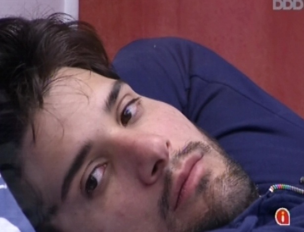 5.fev.2013 - Marcello acorda depois de tirar uma soneca e fica pensativo na cama