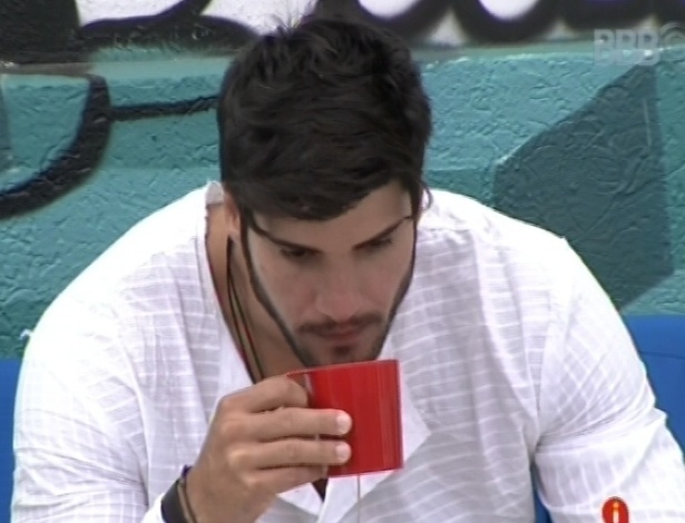 5.fev.2013 - Marcello, único acordado no início desta tarde, toma café sozinho do lado de fora da casa