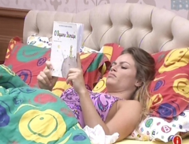 5.fev.2013 - Natália lê o livro "O Pequeno Príncipe" na cama, antes de adormecer