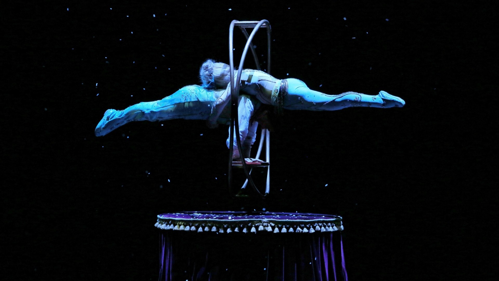 Valentyna Pahlevanyan e seu marido, Grigor Pahlevanyan, se abraçam tentando equilibrar-se em "Dueto Adágio" - MRossi/Divulgação Time for Fun