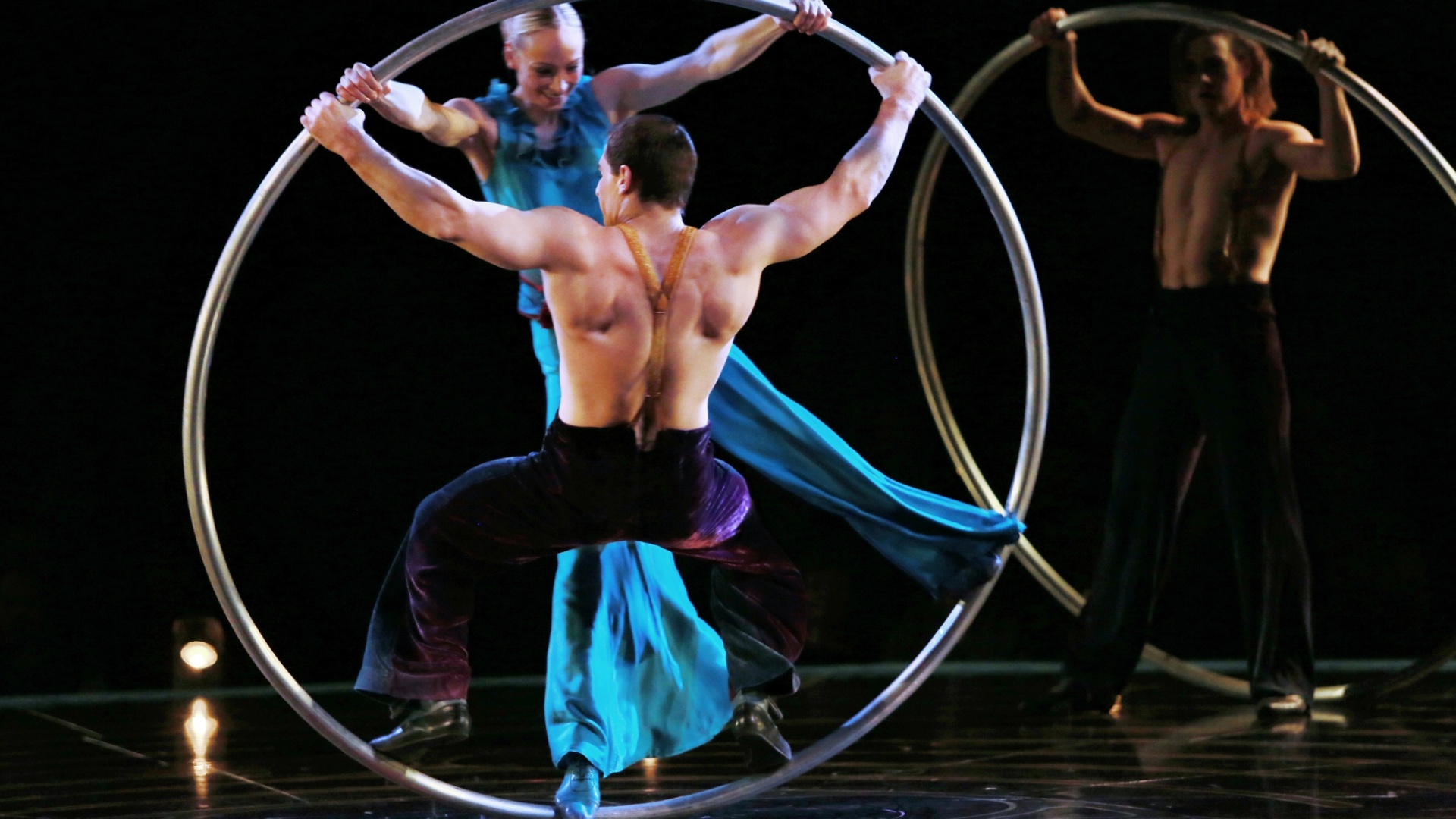 Em "Cyr Wheels", acrobacias com círculos de ferro representam o ciclo da vida ininterrupto - MRossi/Divulgação Time for Fun