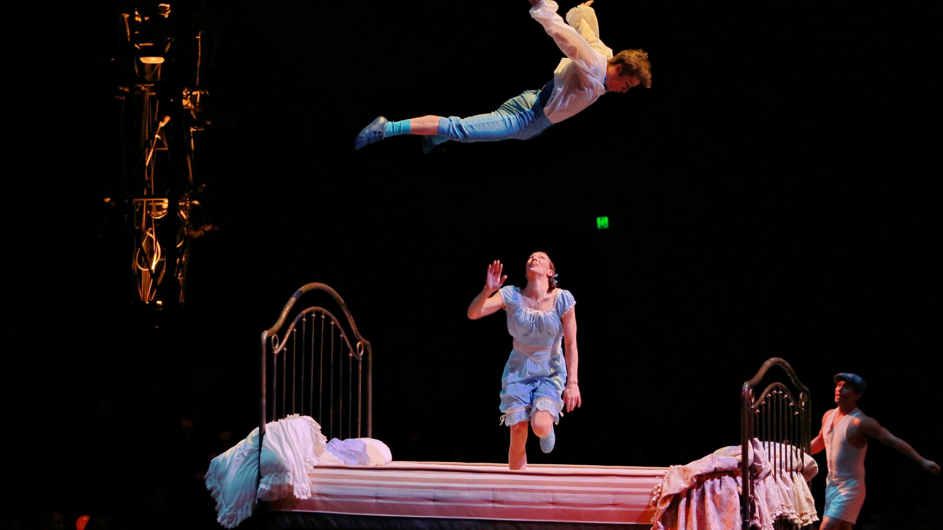 No número "Camas saltitantes", acrobatas saltam entre duas camas com elásticos especiais, relembrando passagens da infância do palhaço - MRossi/Divulgação Time for Fun