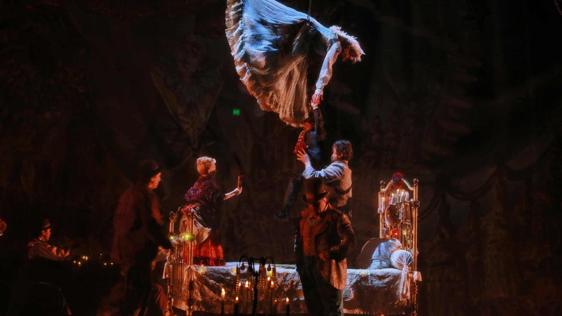 Deitado em sua cama, o palhaço vê anjos e antigos amigos aproximarem-se dela. - MRossi/Divulgação Time for Fun