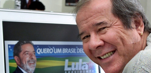 Duda Mendonça, publicitário da campanha de Luiz Inácio Lula da Silva para Presidência da República, em seu escritório em São Paulo (SP), em 2002 - Inacio Texeira/Reuters