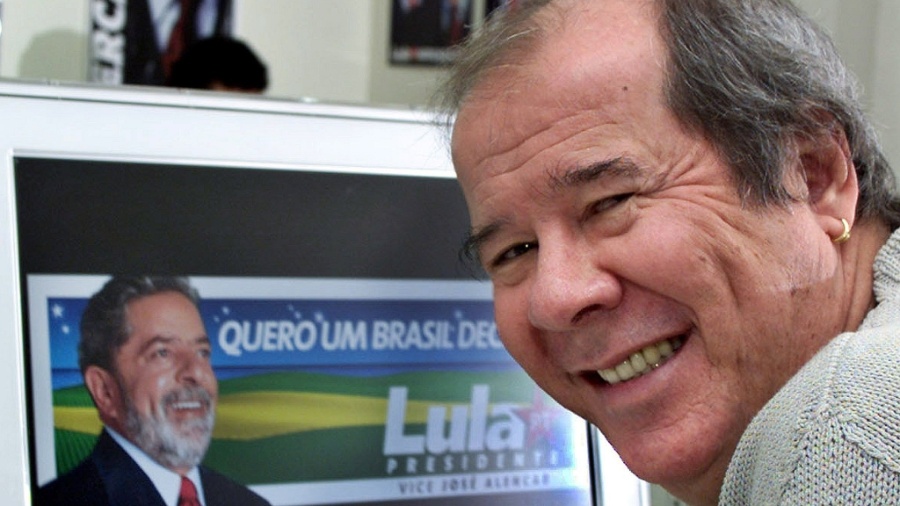 Duda Mendonça, publicitário da campanha de Luiz Inácio Lula da Silva para presidência da república, em seu escritório em São Paulo (SP) em 2002 - Inacio Texeira/Reuters